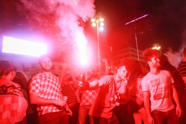 Zagreb, Hırvatistan - 7 Temmuz 2018: Hırvat futbol taraftarları Hırvat çeyrek Rusya FIFA Dünya Kupası 2018 Zagrep, Hırvatistan için Ban Jelacic meydanında son zaferi kutlamak.