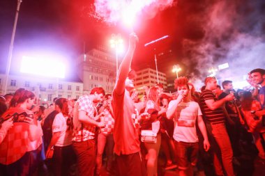Zagreb, Hırvatistan - 7 Temmuz 2018: Hırvat futbol taraftarları Hırvat çeyrek Rusya FIFA Dünya Kupası 2018 Zagrep, Hırvatistan için Ban Jelacic meydanında son zaferi kutlamak.