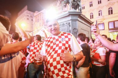Zagreb, Hırvatistan - 7 Temmuz 2018: Hırvat futbol taraftarları Hırvat çeyrek Rusya FIFA Dünya Kupası 2018 Zagrep, Hırvatistan için Ban Jelacic meydanında son zaferi kutlamak.