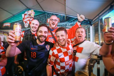 Zagreb, Hırvatistan - 7 Temmuz 2018: Hırvat futbol taraftarları Hırvat çeyrek Rusya FIFA Dünya Kupası 2018 Zagrep, Hırvatistan için Ban Jelacic meydanında son zaferi kutlamak.