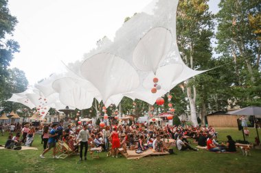 Zagreb, Hırvatistan - 7 Temmuz 2018: çeyrek final Hırvatistan vs Rusya Zagreb, Hırvatistan Zrinjevac Parkı ekrandaki FIFA Dünya Kupası 2018 futbol oyunu izlerken Hırvat futbol taraftarları.