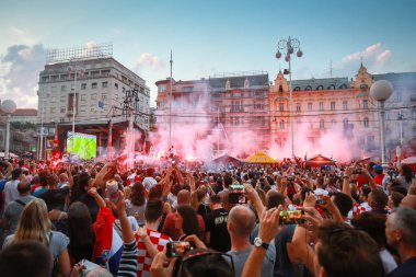 Zagreb, Hırvatistan - 7 Temmuz 2018: Futbol oyun çeyrek final ilk Hırvat amacı Hırvat futbol taraftarları kutlamak Hırvatistan vs Rusya Tarih FIFA Dünya 2018 Ban Jelacic Meydanı Zagrep, Hırvatistan Kupası.