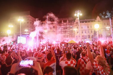 Zagreb, Hırvatistan - 7 Temmuz 2018: Hırvat futbol taraftarları futbol oyun çeyrek final ikinci Hırvat gol kutlamak Hırvatistan vs Rusya Tarih FIFA Dünya 2018 Ban Jelacic Meydanı Zagrep, Hırvatistan Kupası.