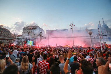 Zagreb, Hırvatistan - 7 Temmuz 2018: Futbol oyun çeyrek final ilk Hırvat amacı Hırvat futbol taraftarları kutlamak Hırvatistan vs Rusya Tarih FIFA Dünya 2018 Ban Jelacic Meydanı Zagrep, Hırvatistan Kupası.