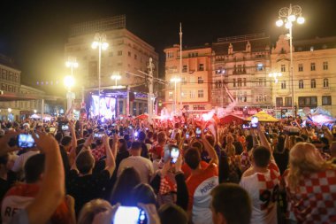 Zagreb, Hırvatistan - 7 Temmuz 2018: Hırvat futbol taraftarları futbol oyun çeyrek final ikinci Hırvat gol kutlamak Hırvatistan vs Rusya Tarih FIFA Dünya 2018 Ban Jelacic Meydanı Zagrep, Hırvatistan Kupası.