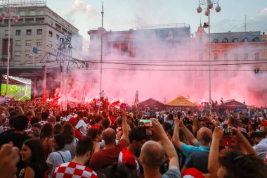 Zagreb, Hırvatistan - 7 Temmuz 2018: Futbol oyun çeyrek final ilk Hırvat amacı Hırvat futbol taraftarları kutlamak Hırvatistan vs Rusya Tarih FIFA Dünya 2018 Ban Jelacic Meydanı Zagrep, Hırvatistan Kupası.