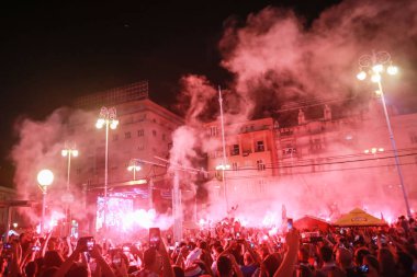 Zagreb, Hırvatistan - 7 Temmuz 2018: Hırvat futbol taraftarları futbol oyun çeyrek final ikinci Hırvat gol kutlamak Hırvatistan vs Rusya Tarih FIFA Dünya 2018 Ban Jelacic Meydanı Zagrep, Hırvatistan Kupası.