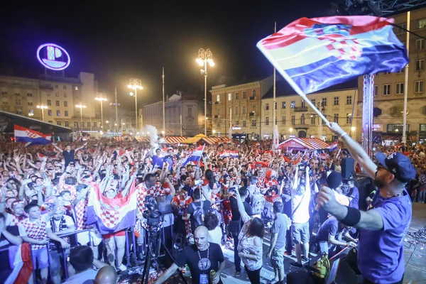 Zagreb, Hırvatistan - 7 Temmuz 2018: Hırvat futbol taraftarları Hırvat çeyrek Rusya FIFA Dünya Kupası 2018 Zagrep, Hırvatistan için Ban Jelacic meydanında son zaferi kutlamak.