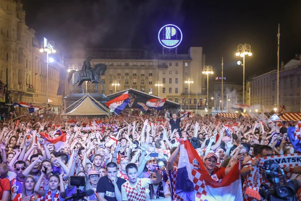 Zagreb, Hırvatistan - 7 Temmuz 2018: Hırvat futbol taraftarları Hırvat çeyrek Rusya FIFA Dünya Kupası 2018 Zagrep, Hırvatistan için Ban Jelacic meydanında son zaferi kutlamak.