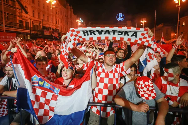 Zagreb, Hırvatistan - 7 Temmuz 2018: Hırvat futbol taraftarları Hırvat çeyrek Rusya FIFA Dünya Kupası 2018 Zagrep, Hırvatistan için Ban Jelacic meydanında son zaferi kutlamak.