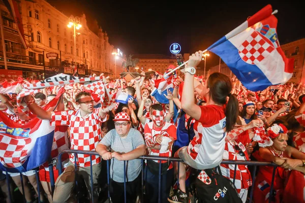 Zagreb Kroatien Juli 2018 Kroatische Fußballfans Feiern Den Kroatischen Viertelfinalsieg — Stockfoto