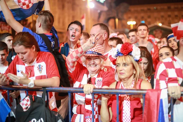 Zagreb, Hırvatistan - 7 Temmuz 2018: Hırvat futbol taraftarları Hırvat çeyrek Rusya FIFA Dünya Kupası 2018 Zagrep, Hırvatistan için Ban Jelacic meydanında son zaferi kutlamak.