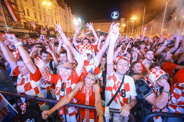 克罗地亚萨格勒布 2018年7月7日 克罗地亚足球球迷庆祝克罗地亚季度在国际足联2018世界杯上对俄罗斯的最后胜利 Jelacic 广场在克罗地亚萨格勒布 — 图库照片