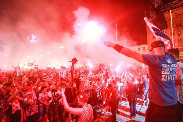 Zagreb, Hırvatistan - 7 Temmuz 2018: Hırvat futbol taraftarları Hırvat çeyrek Rusya FIFA Dünya Kupası 2018 Zagrep, Hırvatistan için Ban Jelacic meydanında son zaferi kutlamak.