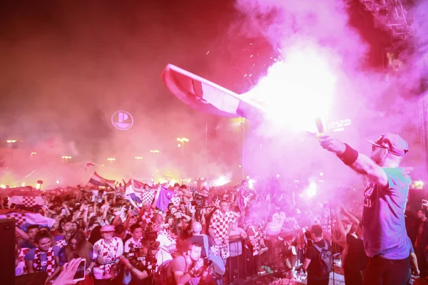克罗地亚萨格勒布 2018年7月7日 克罗地亚足球球迷庆祝克罗地亚季度在国际足联2018世界杯上对俄罗斯的最后胜利 Jelacic 广场在克罗地亚萨格勒布 — 图库照片