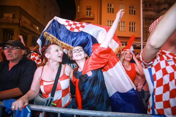 Zagreb, Hırvatistan - 7 Temmuz 2018: Hırvat futbol taraftarları Hırvat çeyrek Rusya FIFA Dünya Kupası 2018 Zagrep, Hırvatistan için Ban Jelacic meydanında son zaferi kutlamak.