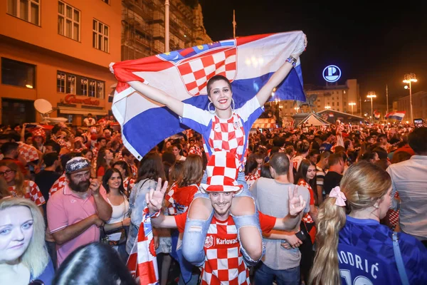Zagreb, Hırvatistan - 7 Temmuz 2018: Hırvat futbol taraftarları Hırvat çeyrek Rusya FIFA Dünya Kupası 2018 Zagrep, Hırvatistan için Ban Jelacic meydanında son zaferi kutlamak.