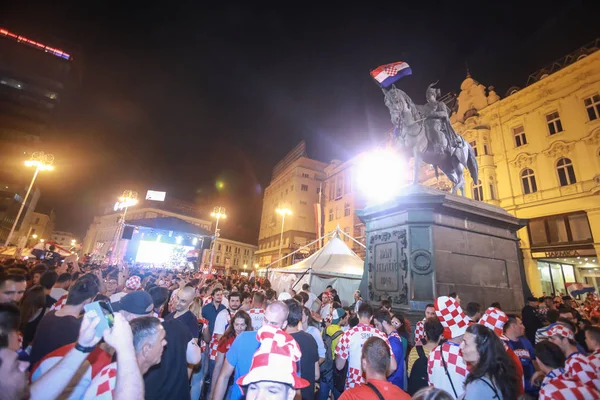 ザグレブ クロアチア 2018 クロアチアのサッカー ファン フラグ禁止 Josip イェラチッチ ザグレブ クロアチアのイェラチッチ広場に像のクロアチアの旗 — ストック写真