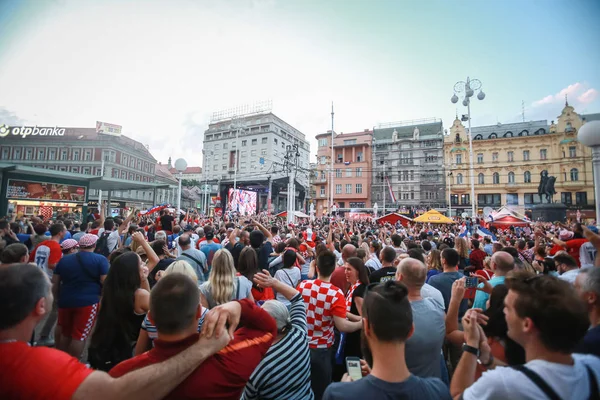 Zagreb, Hırvatistan - 7 Temmuz 2018: çeyrek final Hırvatistan vs Rusya Zagreb, Hırvatistan Ban Jelacic meydanında büyük ekranda FIFA Dünya Kupası 2018 futbol oyunu izlerken Hırvat futbol taraftarları.