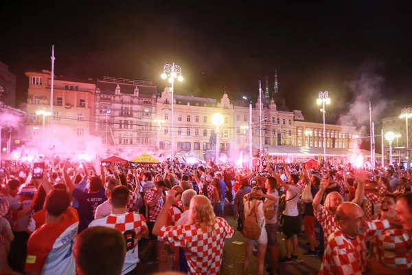Zagreb, Hırvatistan - 7 Temmuz 2018: Hırvat futbol taraftarları futbol oyun çeyrek final ikinci Hırvat gol kutlamak Hırvatistan vs Rusya Tarih FIFA Dünya 2018 Ban Jelacic Meydanı Zagrep, Hırvatistan Kupası.