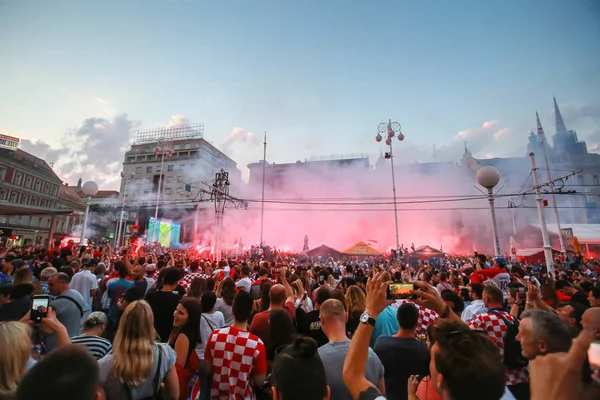 Zagreb, Hırvatistan - 7 Temmuz 2018: Futbol oyun çeyrek final ilk Hırvat amacı Hırvat futbol taraftarları kutlamak Hırvatistan vs Rusya Tarih FIFA Dünya 2018 Ban Jelacic Meydanı Zagrep, Hırvatistan Kupası.