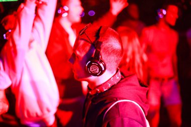 Zagreb, Hırvatistan - 26 Haziran, 2018: sessiz parti Yem kolektiv Djs 13 Inmusic Festivali tarafından bulunan göl Jarun, Zagreb, Hırvatistan. 