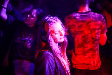 Zagreb, Hırvatistan - 26 Haziran, 2018: sessiz parti Yem kolektiv Djs 13 Inmusic Festivali tarafından bulunan göl Jarun, Zagreb, Hırvatistan. 