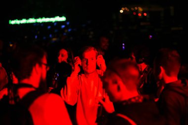 Zagreb, Hırvatistan - 26 Haziran, 2018: sessiz parti Yem kolektiv Djs 13 Inmusic Festivali tarafından bulunan göl Jarun, Zagreb, Hırvatistan. 