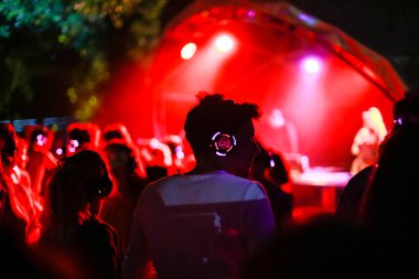 Zagreb, Hırvatistan - 26 Haziran, 2018: sessiz parti Yem kolektiv Djs 13 Inmusic Festivali tarafından bulunan göl Jarun, Zagreb, Hırvatistan. 