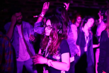 Zagreb, Hırvatistan - 26 Haziran, 2018: sessiz parti Yem kolektiv Djs 13 Inmusic Festivali tarafından bulunan göl Jarun, Zagreb, Hırvatistan. 