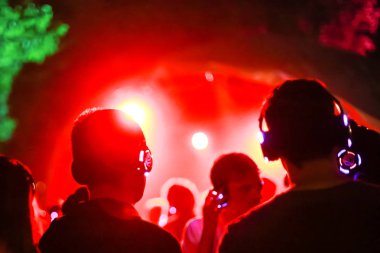 Zagreb, Hırvatistan - 26 Haziran, 2018: sessiz parti Yem kolektiv Djs 13 Inmusic Festivali tarafından bulunan göl Jarun, Zagreb, Hırvatistan. 