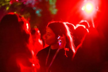 Zagreb, Hırvatistan - 26 Haziran, 2018: sessiz parti Yem kolektiv Djs 13 Inmusic Festivali tarafından bulunan göl Jarun, Zagreb, Hırvatistan. 