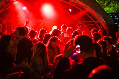 Zagreb, Hırvatistan - 26 Haziran, 2018: sessiz parti Yem kolektiv Djs 13 Inmusic Festivali tarafından bulunan göl Jarun, Zagreb, Hırvatistan. 