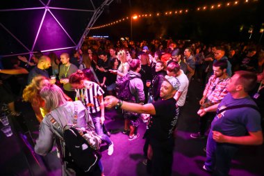 Zagreb, Hırvatistan - 26 Haziran, 2018: Dj Joe2shine 13 Inmusic Festivali Volkswagen sahnede oynarken müzik bulunan göl Jarun, Zagreb, Hırvatistan. 