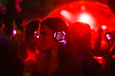 Zagreb, Hırvatistan - 26 Haziran, 2018: sessiz parti Yem kolektiv Djs 13 Inmusic Festivali tarafından bulunan göl Jarun, Zagreb, Hırvatistan. 