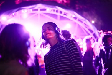 Zagreb, Hırvatistan - 26 Haziran, 2018: sessiz parti Yem kolektiv Djs 13 Inmusic Festivali tarafından bulunan göl Jarun, Zagreb, Hırvatistan. 