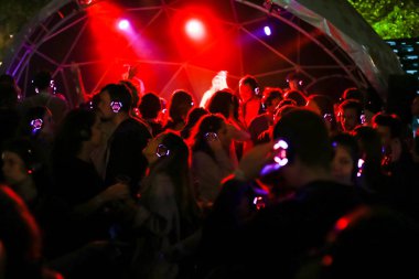 Zagreb, Hırvatistan - 26 Haziran, 2018: sessiz parti Yem kolektiv Djs 13 Inmusic Festivali tarafından bulunan göl Jarun, Zagreb, Hırvatistan. 