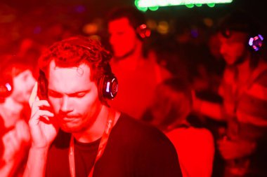 Zagreb, Hırvatistan - 26 Haziran, 2018: sessiz parti Yem kolektiv Djs 13 Inmusic Festivali tarafından bulunan göl Jarun, Zagreb, Hırvatistan. 