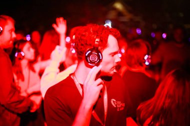 Zagreb, Hırvatistan - 26 Haziran, 2018: sessiz parti Yem kolektiv Djs 13 Inmusic Festivali tarafından bulunan göl Jarun, Zagreb, Hırvatistan. 