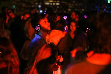 Zagreb, Hırvatistan - 26 Haziran, 2018: sessiz parti Yem kolektiv Djs 13 Inmusic Festivali tarafından bulunan göl Jarun, Zagreb, Hırvatistan. 