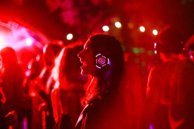 Zagreb, Hırvatistan - 26 Haziran, 2018: sessiz parti Yem kolektiv Djs 13 Inmusic Festivali tarafından bulunan göl Jarun, Zagreb, Hırvatistan. 