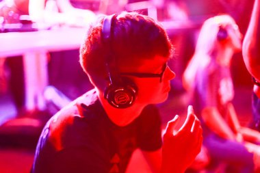 Zagreb, Hırvatistan - 26 Haziran, 2018: sessiz parti Yem kolektiv Djs 13 Inmusic Festivali tarafından bulunan göl Jarun, Zagreb, Hırvatistan. 