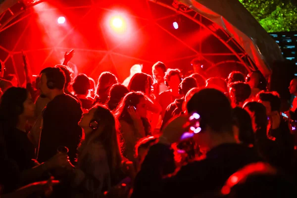 Zagreb, Hırvatistan - 26 Haziran, 2018: sessiz parti Yem kolektiv Djs 13 Inmusic Festivali tarafından bulunan göl Jarun, Zagreb, Hırvatistan. 