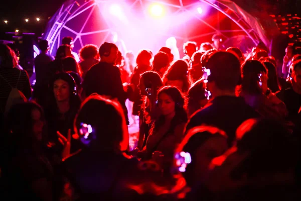 Zagreb, Hırvatistan - 26 Haziran, 2018: sessiz parti Yem kolektiv Djs 13 Inmusic Festivali tarafından bulunan göl Jarun, Zagreb, Hırvatistan. 