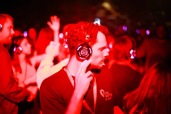 Zagreb, Hırvatistan - 26 Haziran, 2018: sessiz parti Yem kolektiv Djs 13 Inmusic Festivali tarafından bulunan göl Jarun, Zagreb, Hırvatistan. 