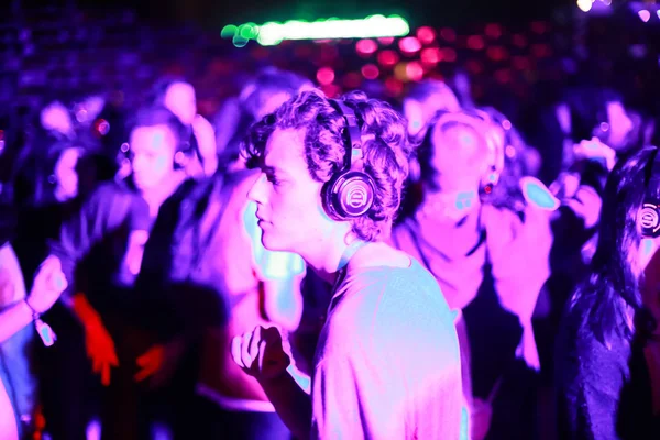 Zagreb, Hırvatistan - 26 Haziran, 2018: sessiz parti Yem kolektiv Djs 13 Inmusic Festivali tarafından bulunan göl Jarun, Zagreb, Hırvatistan. 