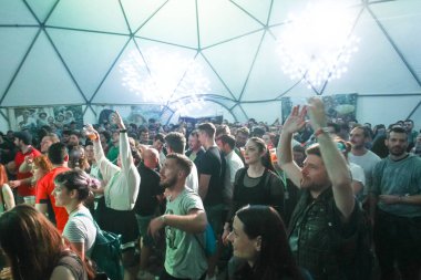 Zagreb, Hırvatistan - 27 Haziran, 2018: insanların zevk üzerinde göl Jarun, Zagreb, Hırvatistan bulunan 13 Inmusic Festivali karaoke sahnede. 