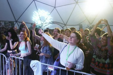 Zagreb, Hırvatistan - 27 Haziran, 2018: insanların zevk üzerinde göl Jarun, Zagreb, Hırvatistan bulunan 13 Inmusic Festivali karaoke sahnede. 