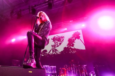 Zagreb, Hırvatistan - 25 Haziran, 2018: İngiliz-Amerikan indie rock grubu Kills göl Jarun, Zagreb, Hırvatistan bulunan 13 Inmusic festivalin ilk günü sırasında Otp dünya sahnesinde gerçekleştirir. 