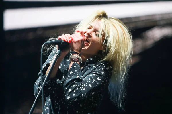 Zagreb, Hırvatistan - 25 Haziran, 2018: İngiliz-Amerikan indie rock grubu Kills göl Jarun, Zagreb, Hırvatistan bulunan 13 Inmusic festivalin ilk günü sırasında Otp dünya sahnesinde gerçekleştirir. 